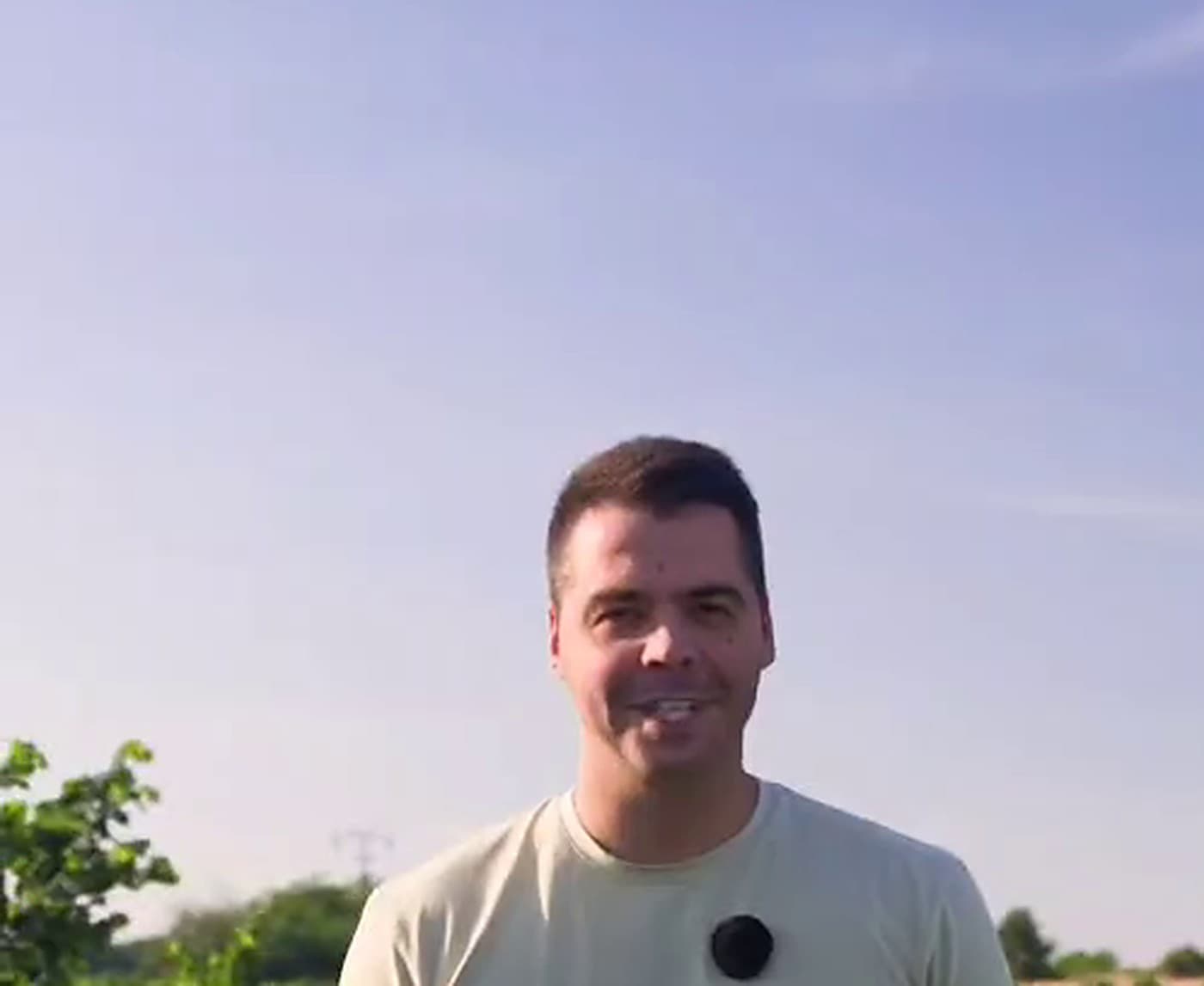 Darko, vlasnik farme, nasmejan, ispred svog zasada leske.